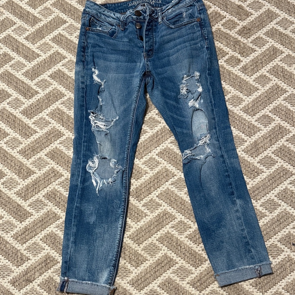 American Eagle Tomgirl distressed size 4 jeans